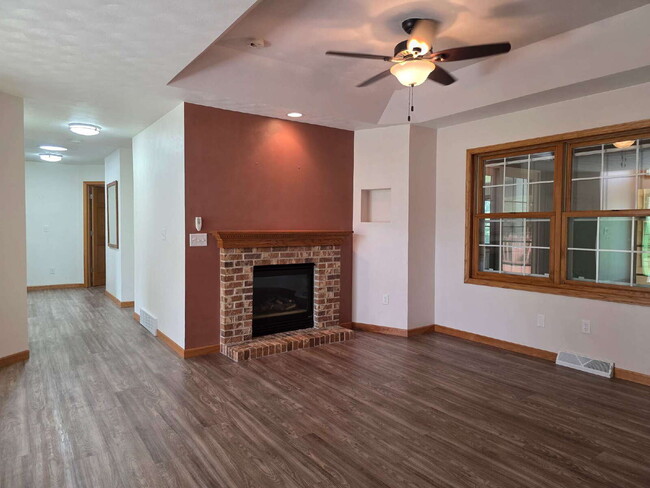 Building Photo - Multi generational Home New London