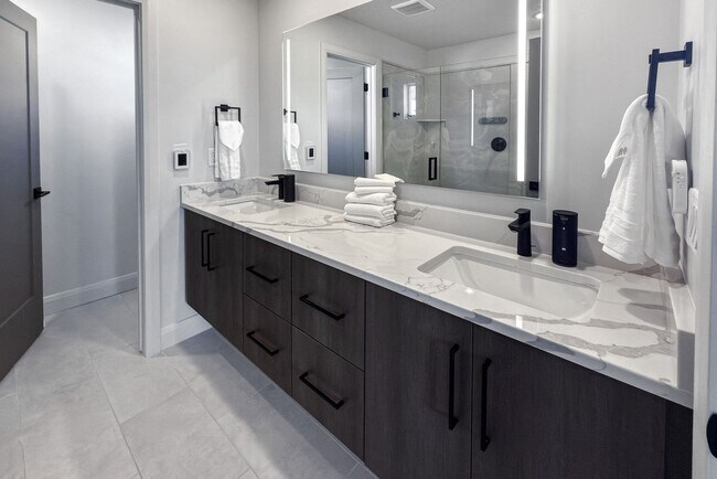 Building Photo - 6521 Silver Creek Dr
