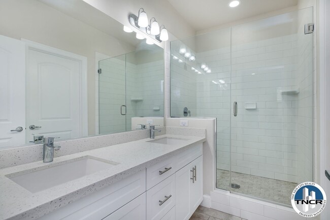 Building Photo - Luxury 4-Bedroom, 3.5-Bathroom Townhouse #28 in Santa Fe Springs