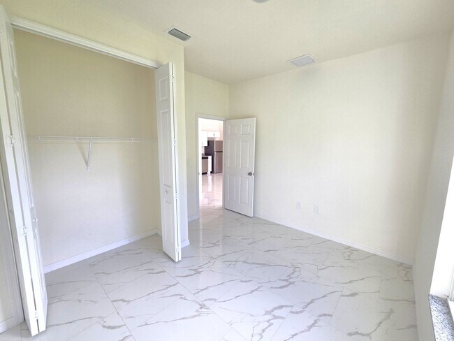 Building Photo - Great location in Lehigh Acres-Three Bedroom 2 bath/ Large Back yard!