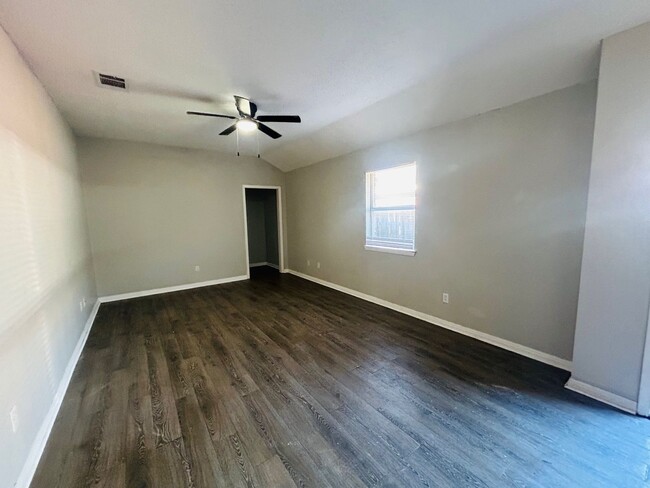 Building Photo - Large 4 bedroom in Baylor Bubble