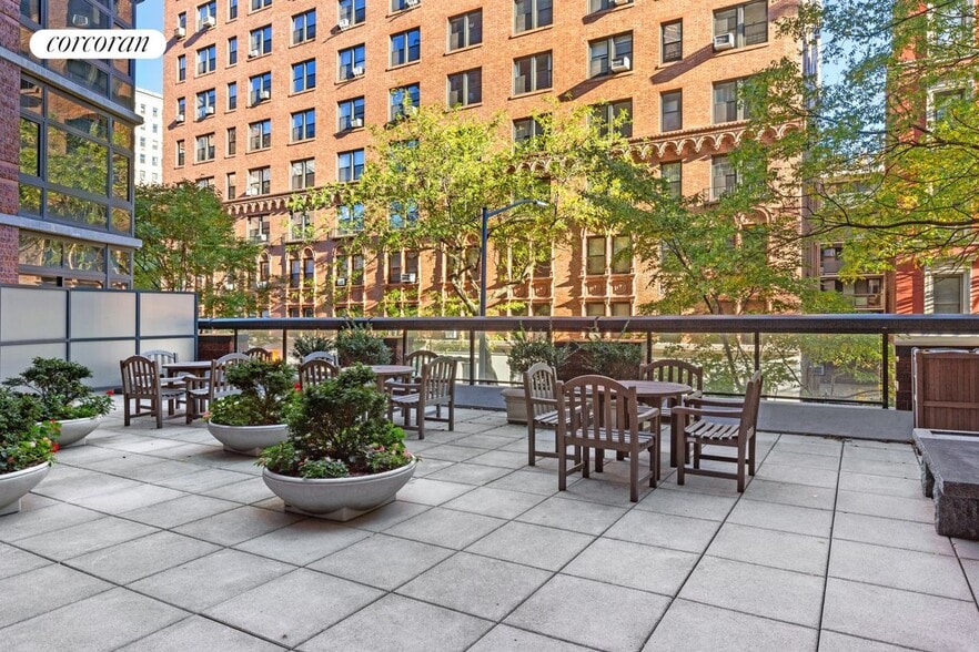 Building Photo - 272 W 107th St