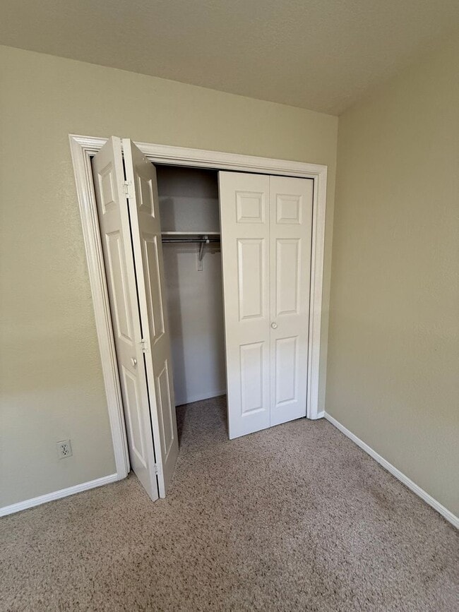 Building Photo - 2 Bedroom, 1 Bath Unit Available Now!