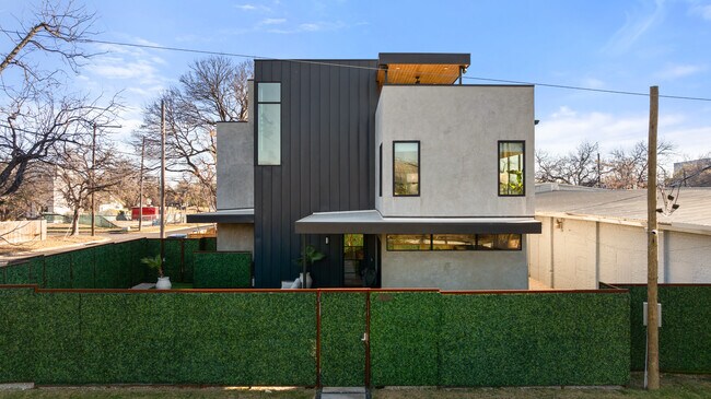 Building Photo - 1304 Comal St