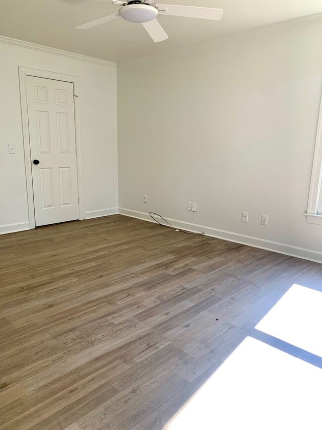 Building Photo - Two-Story Cape Cod- 3 Bed 2 Bath Greensbor...