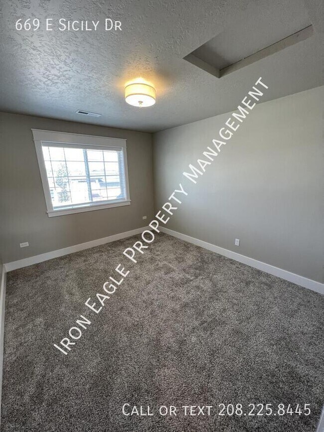 Building Photo - 669 E Sicily Dr