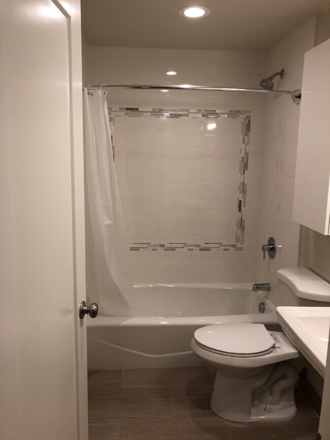 Building Photo - Like New Modern 2BD First Floor New Hardwo...