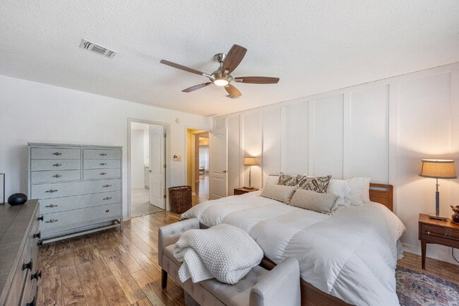 Building Photo - "Coastal Elegance Awaits: Spacious 4-Bed Oasis with $400.00 Off First Full Months Rent!"