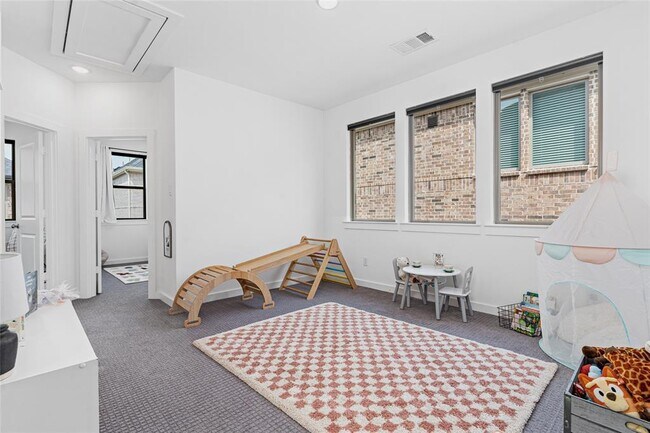 Building Photo - 233 Bridgewater Ave