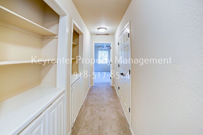 Building Photo - Beautiful home across from Jenks Middle School