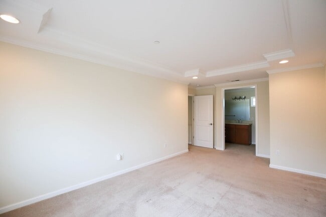 Building Photo - Newer Contemporary Home for Rent - Conveni...