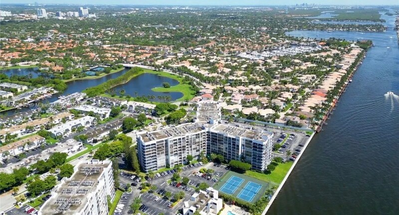 Building Photo - 1000 Parkview Dr