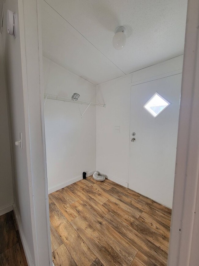 Building Photo - Ready to Move in