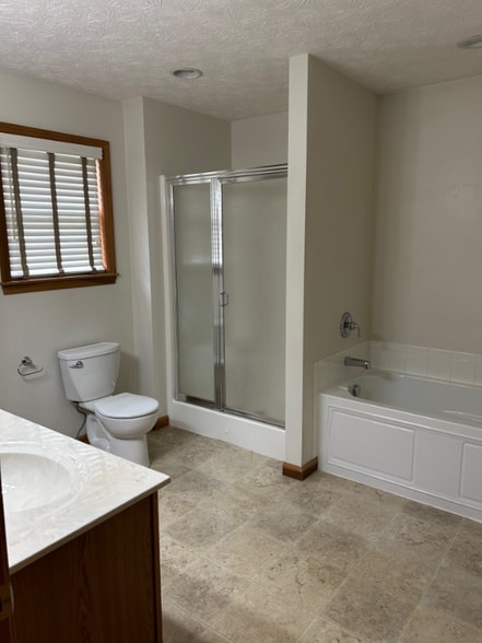 Building Photo - 2439 Meadowpoint Dr