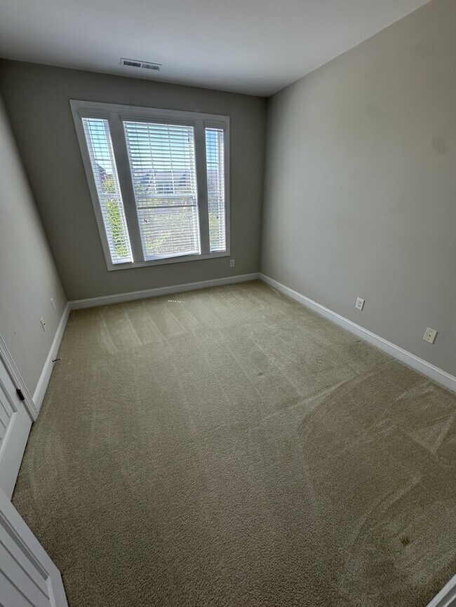 Building Photo - 4222 Vallonia Dr