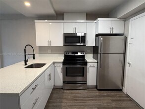 Building Photo - 805 W 30th St