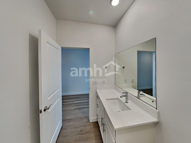 Building Photo - 8225 S 21st Dr
