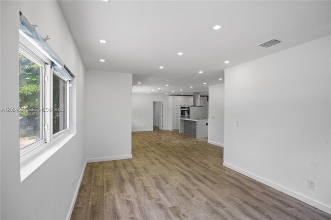 Building Photo - 1081 NE 166th St