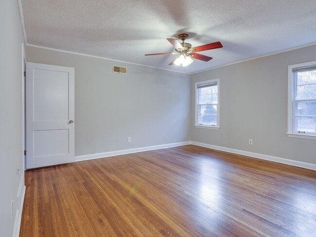 Building Photo - Updated 3BR home in GREAT neighborhood!