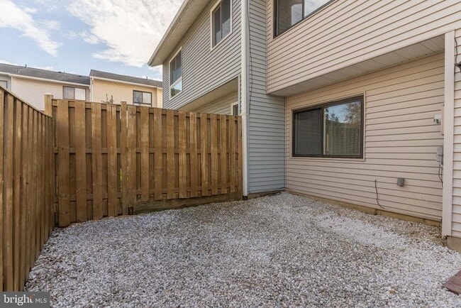 Building Photo - 8708 Village Square Dr