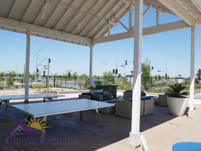 Building Photo - Modern Two-story 4 Bed 3.5 Bath 2,786 sqft...