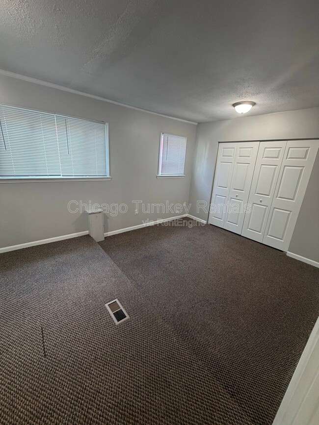 Building Photo - 105 S Sycamore Ln