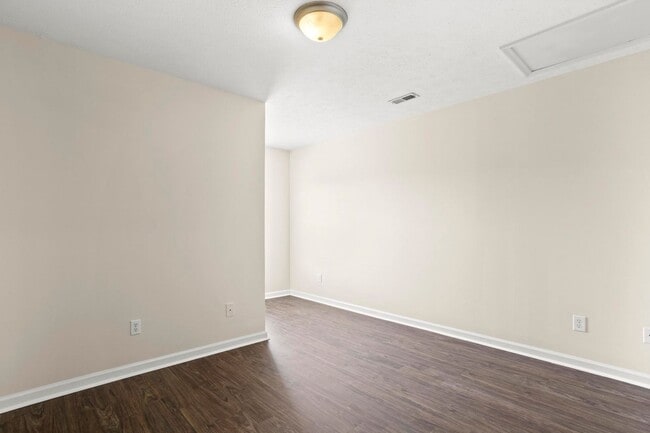 Building Photo - Minutes to Back Gate of Camp Lejeune!