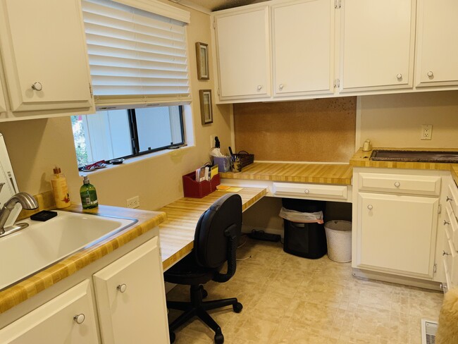 Building Photo - 229 Oak View