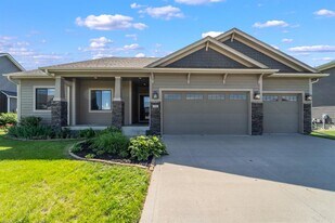 Building Photo - 916 NE Silkwood St