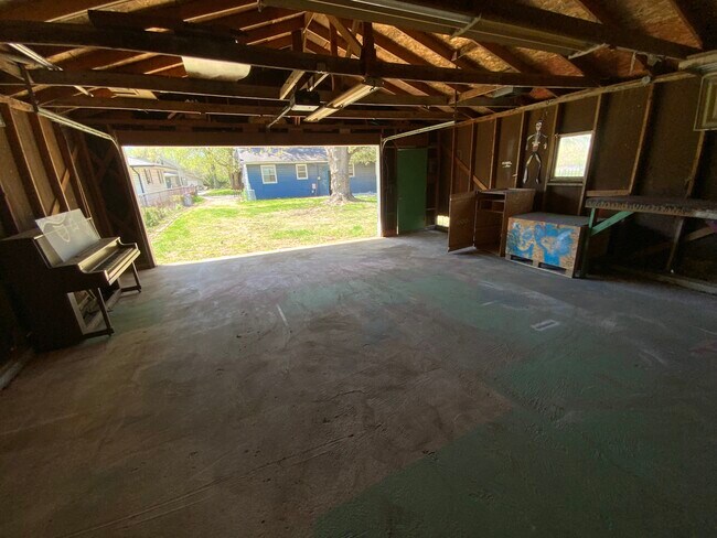 Building Photo - 921 Martin St