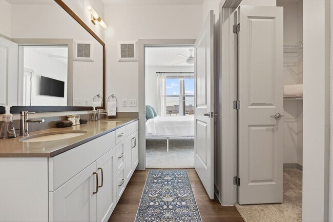 Building Photo - 1301 Leah Ave