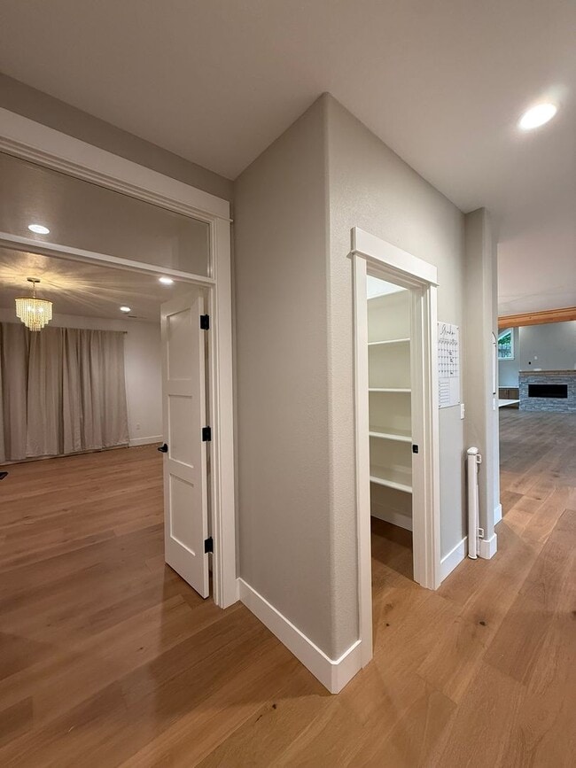 Building Photo - Elegant and Luxurious Cottage Grove Home