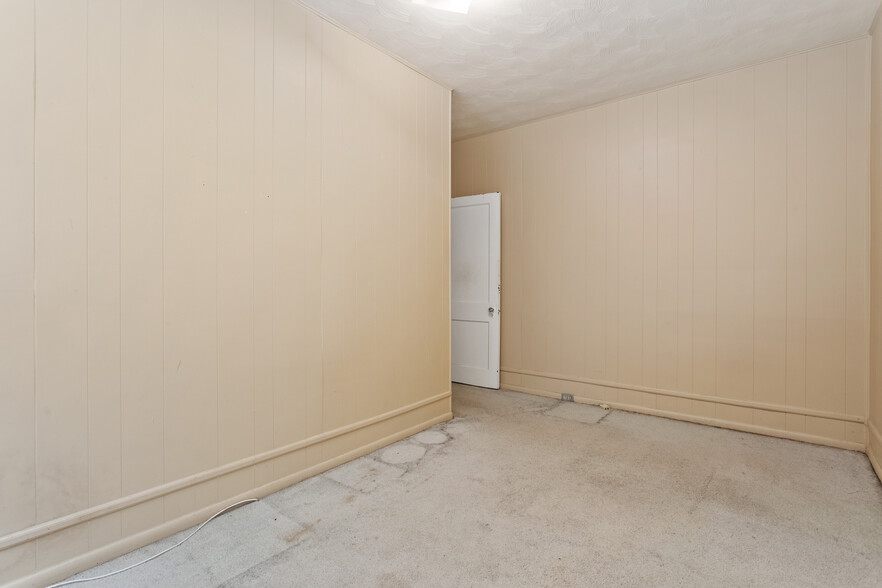 Bedroom - 5863 Northumberland St