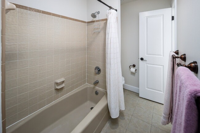 Building Photo - "Charming and Updated 3-Bed end unit townh...