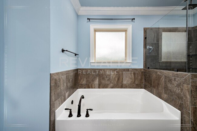 Building Photo - Stunning Luxury Home in Silverhill with Huge Diamond Shaped Backyard!