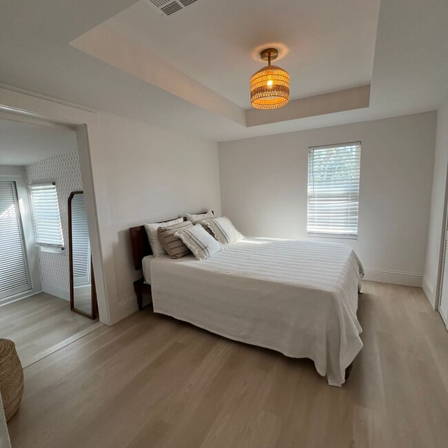 Building Photo - Stunning FULLY FURNISHED 3/2.5 entire hous...