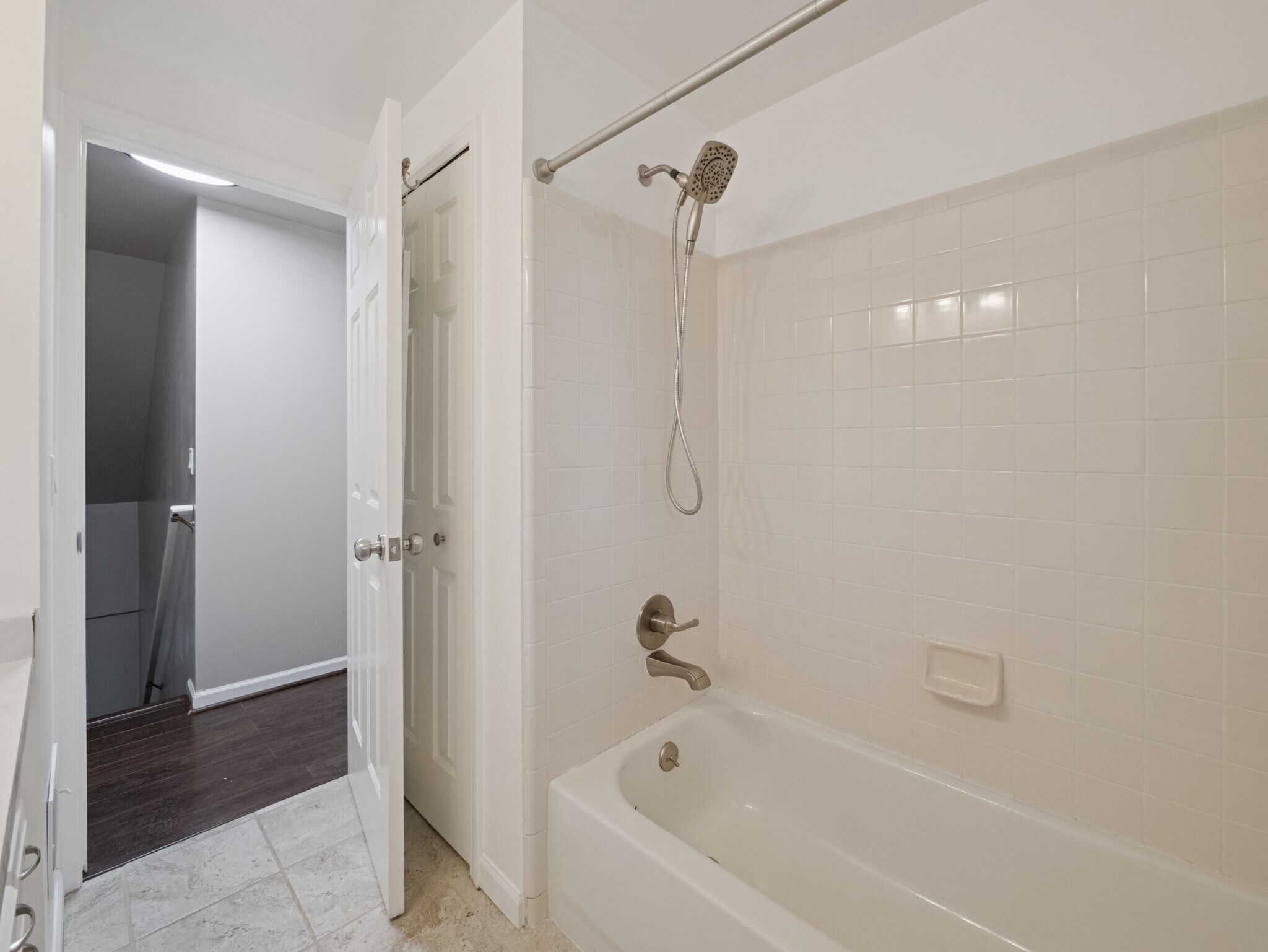 Second floor bathroom with view of hallway - 8204 Toepfer Rd