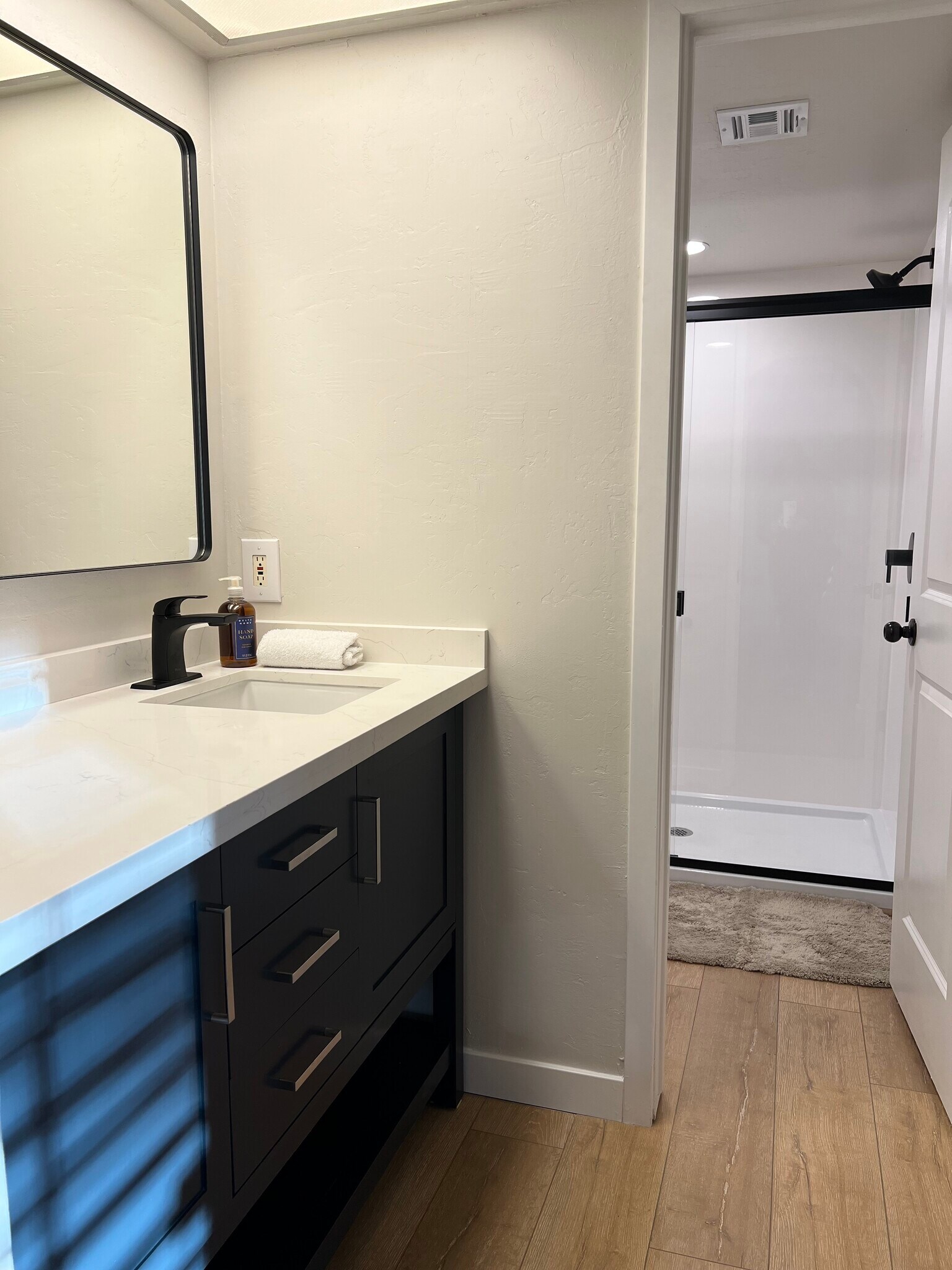 primary bath - 8150 N Central Ave