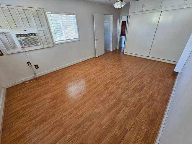 East Wing Entry Room - 3851 Oakdale St