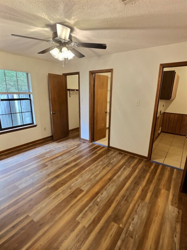 Building Photo - 1109 Hickory Dr