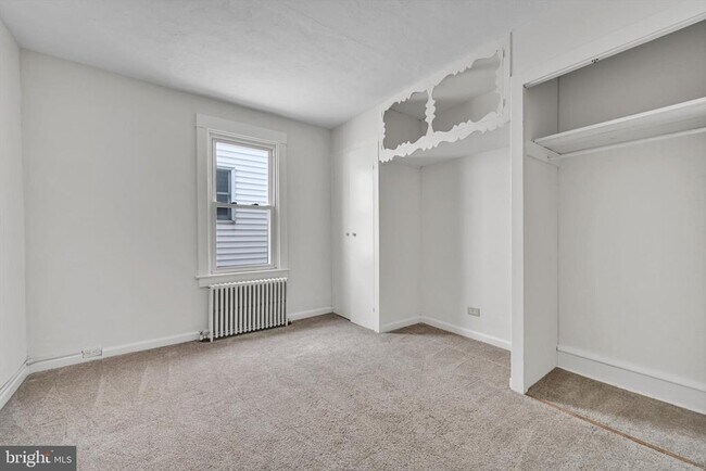 Building Photo - 523 W Oak St