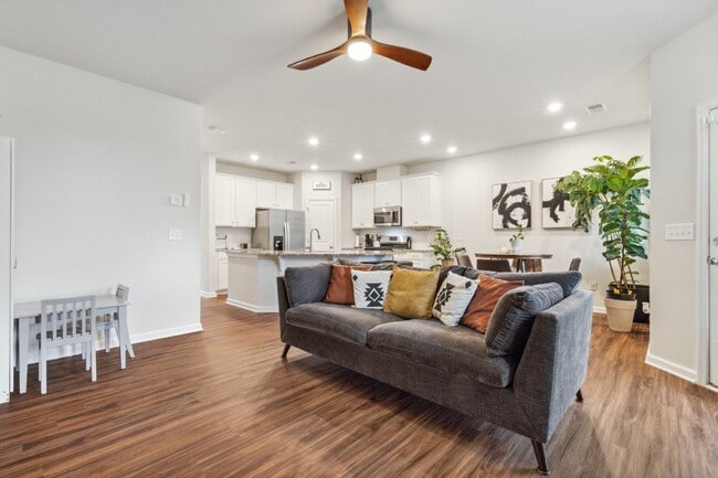 Building Photo - Townhouse in Tega Cay Available NOW! 3 beds 2.5 bath, VERY clean & ready for YOU! $2,375