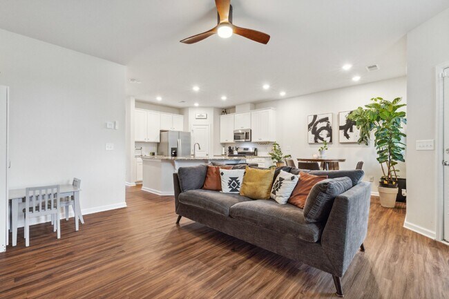 Building Photo - Townhouse in Tega Cay Available NOW! MOVE IN SPECIAL! $300 off 1st Month's Rent if Moved in by Ja...