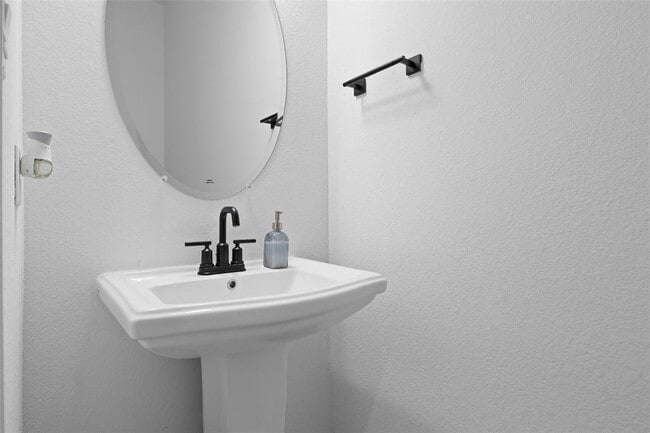 Building Photo - 303 Eagle Ford Dr