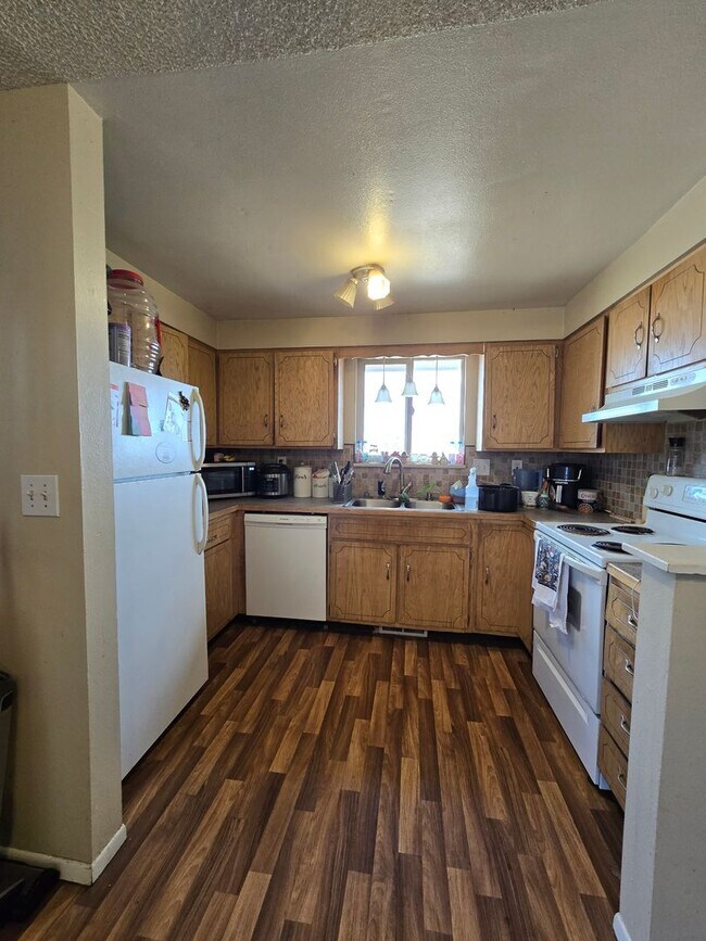 Building Photo - Duplex in Country setting! New paint and flooring!