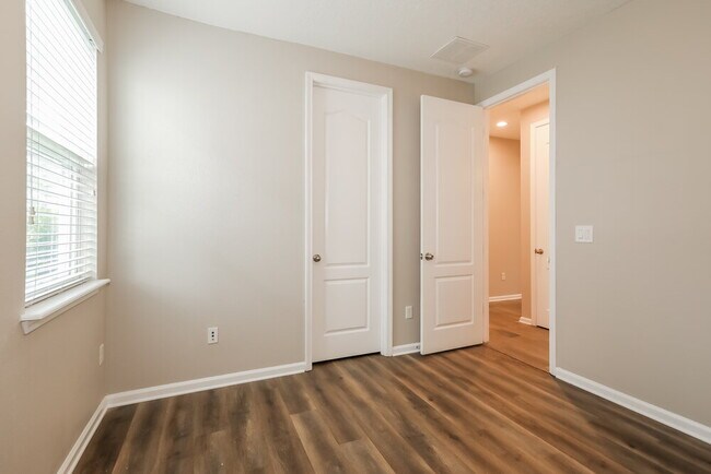 Building Photo - 3343 Spring Valley Ct