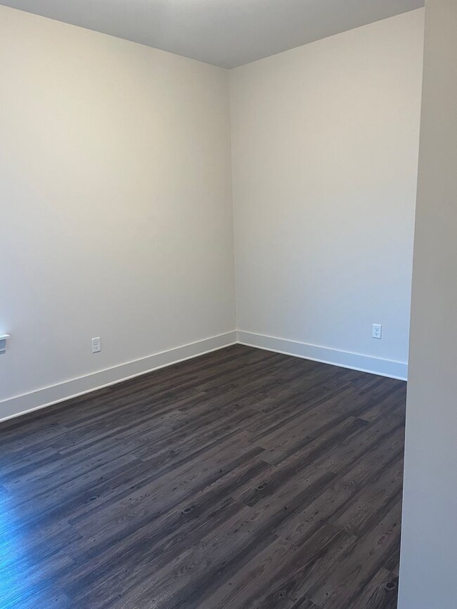 Building Photo - 3 Bedroom Home With Spacious Garage