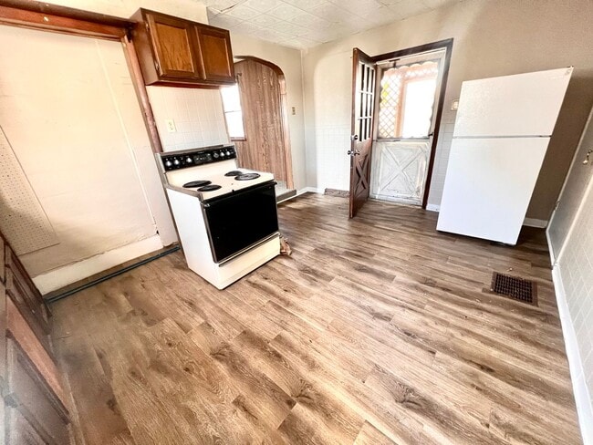 Building Photo - 502 3rd St