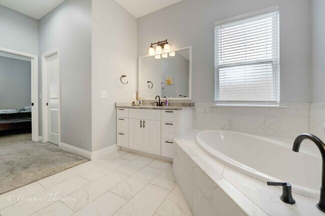 Building Photo - "Charming 3-Bedroom Oasis with 2 Baths and...