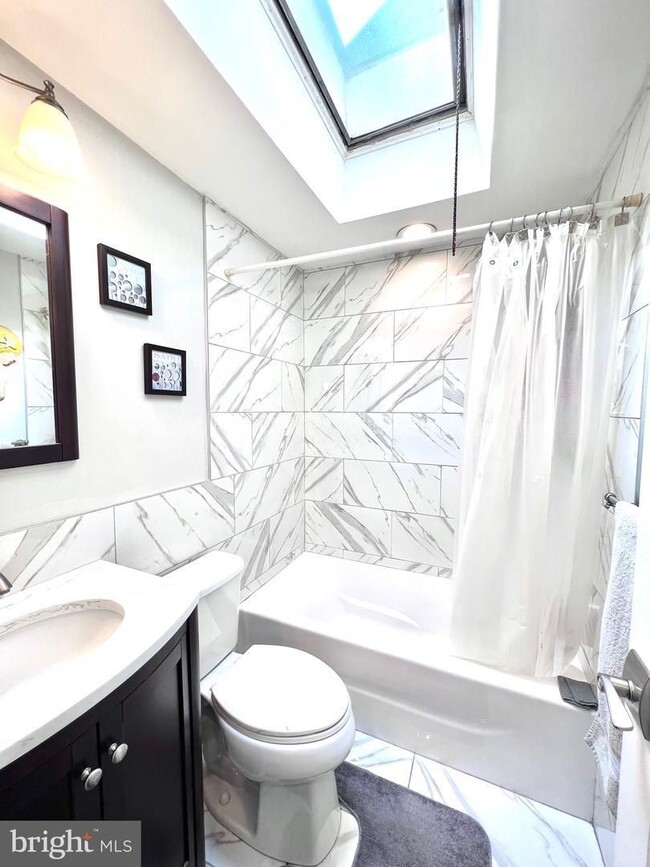 Building Photo - 2830 Castor Ave